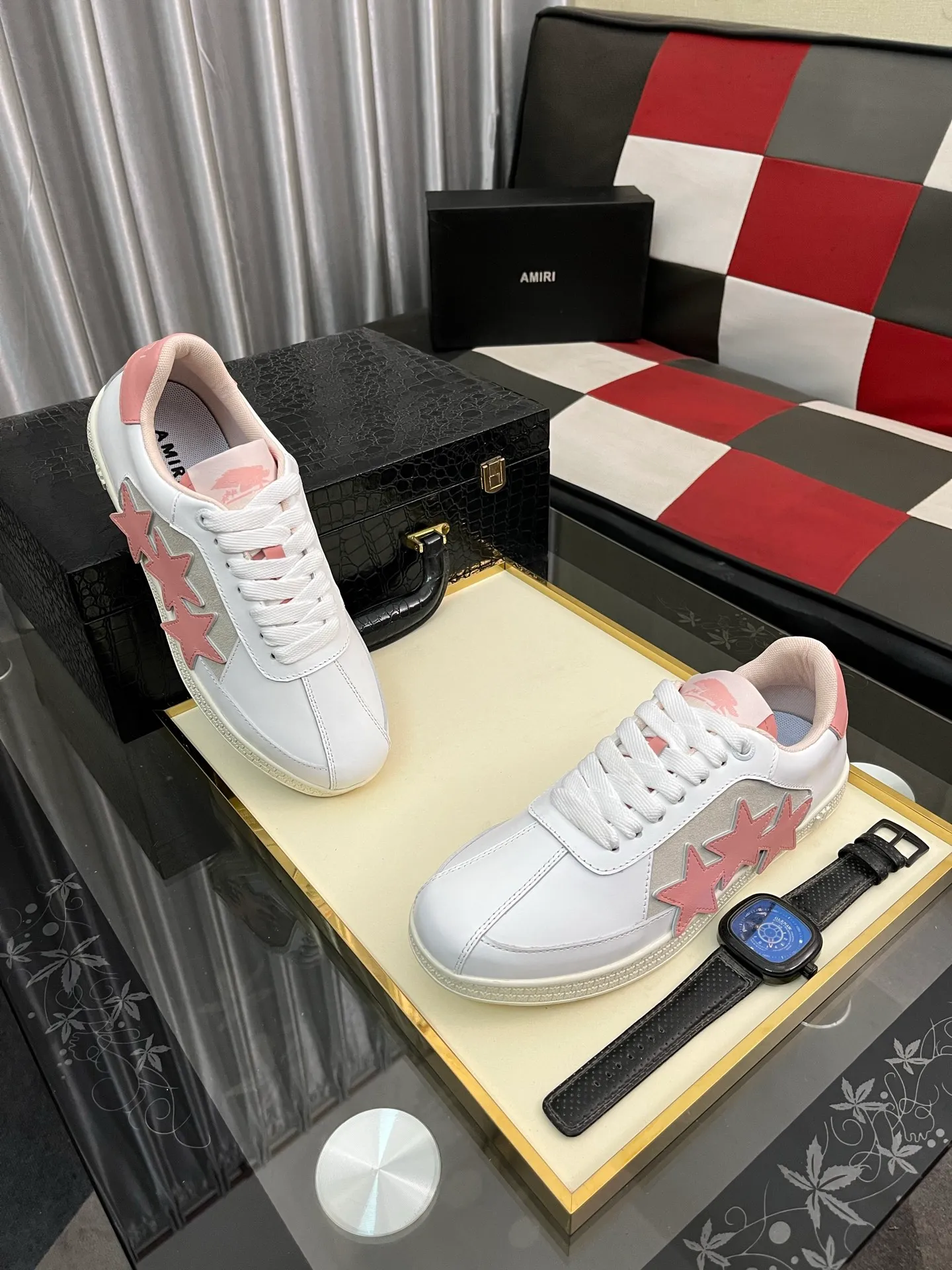 Men's shoes 💰420⌚️⌚️《AMIR*》New men's low-top casual sports sneakers bone shoes, another pair of irresistible bone shoes. Bone shoes are one of AMIRI's most popular items. They use first-layer cowhide uppers. The side bones are made of two cowhide laminations. They have a three-dimensional feel. The leather incisions are all oil-edged. Contrasting color design. Simple style. Fashionable sports. Customized metal LOGO nameplate to embellish shoelaces. Exclusive control of top version. Supports comparison. Breathable mesh lining Original rubber outsole A must-have item for daily leisure Suitable for various occasions Check it out if you pursue high quality Super cool uppers Size: 38-446️⃣ Colors available